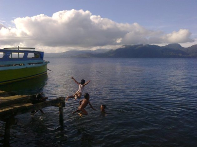 Bocah-bocah di Danau Matano